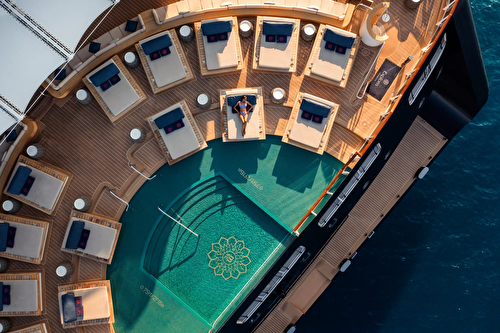 Astern pool & bar