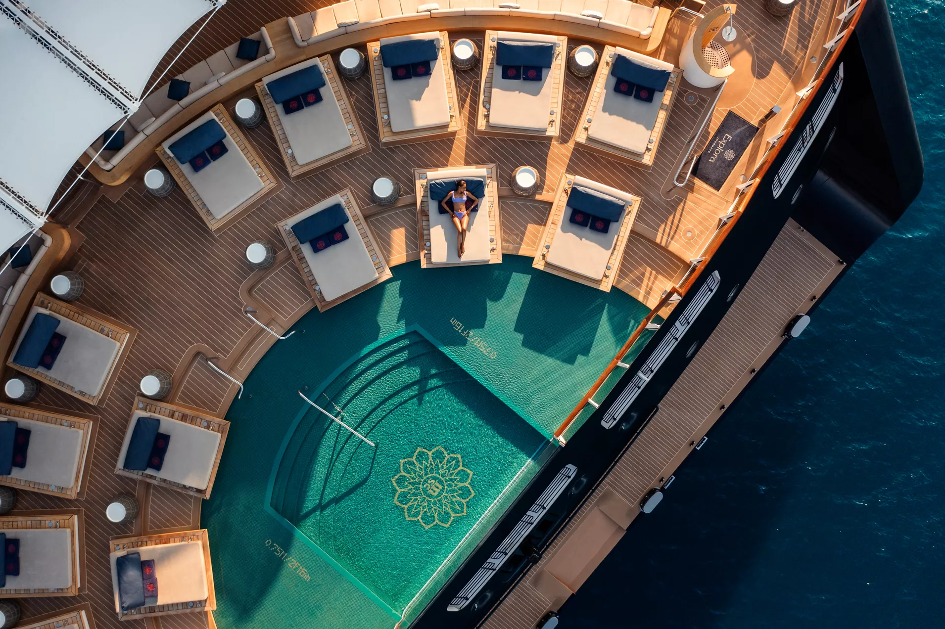 Astern pool & bar
