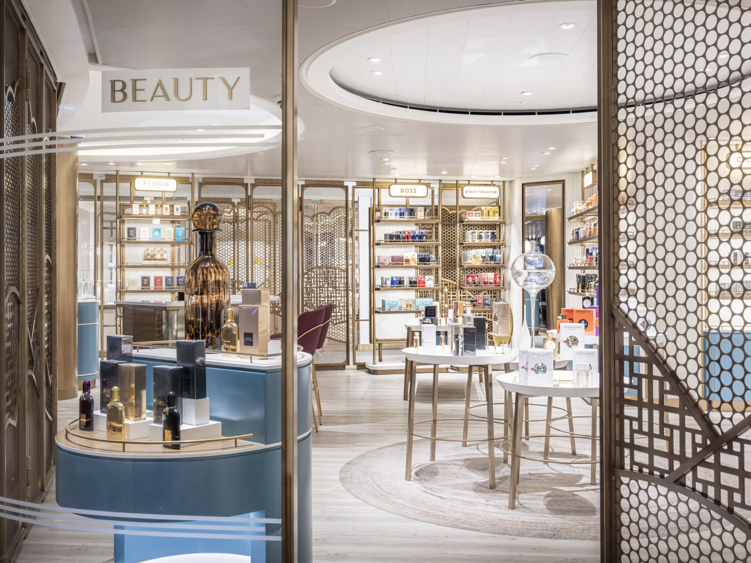 Grand lobby boutiques