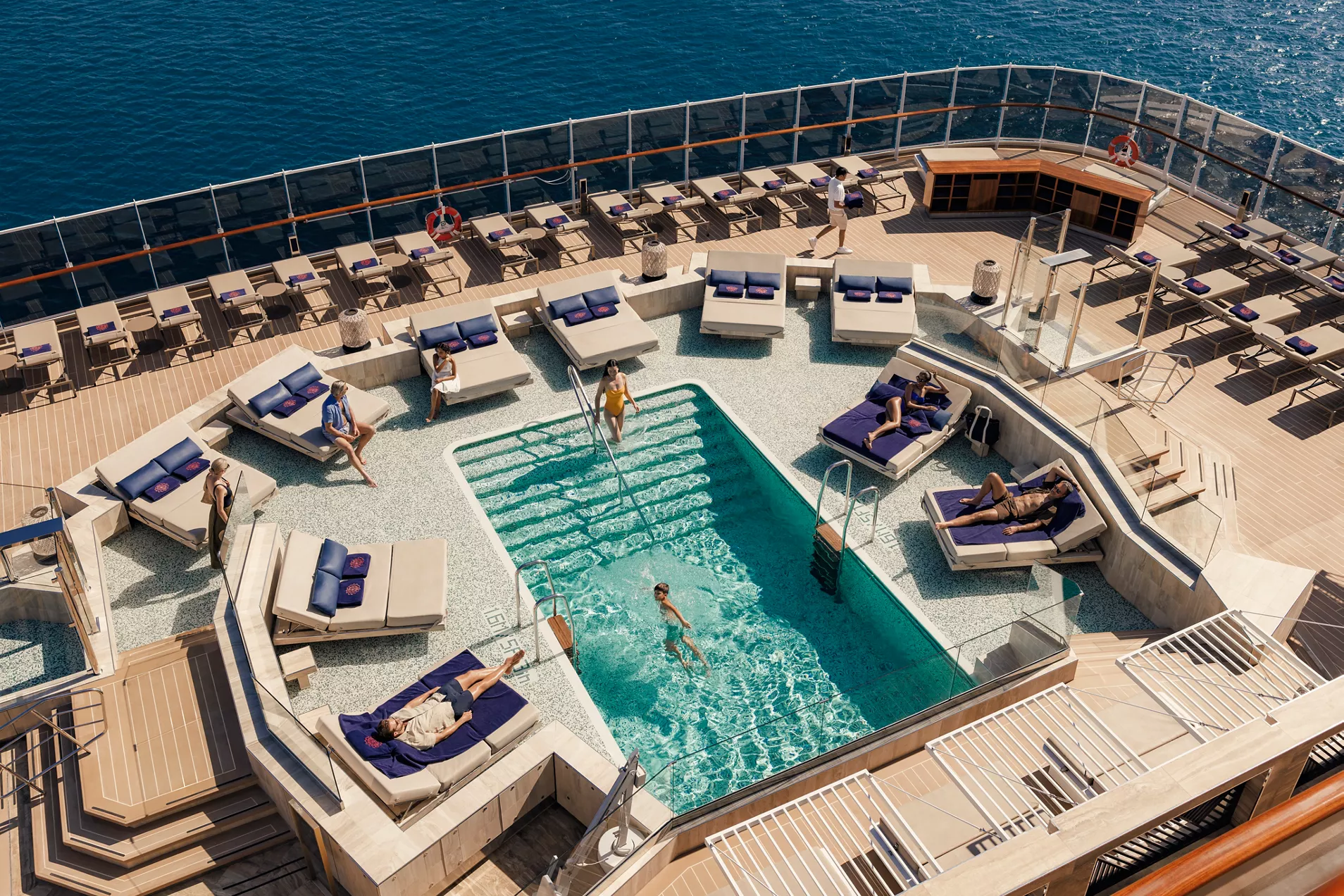 Atoll pool & bar