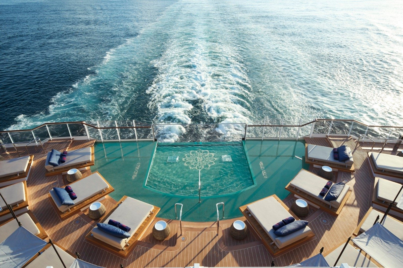 Astern pool & bar