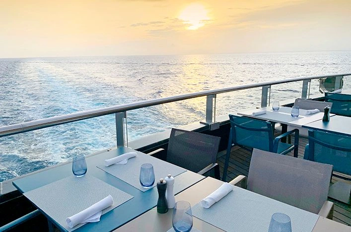 Azure bar & café