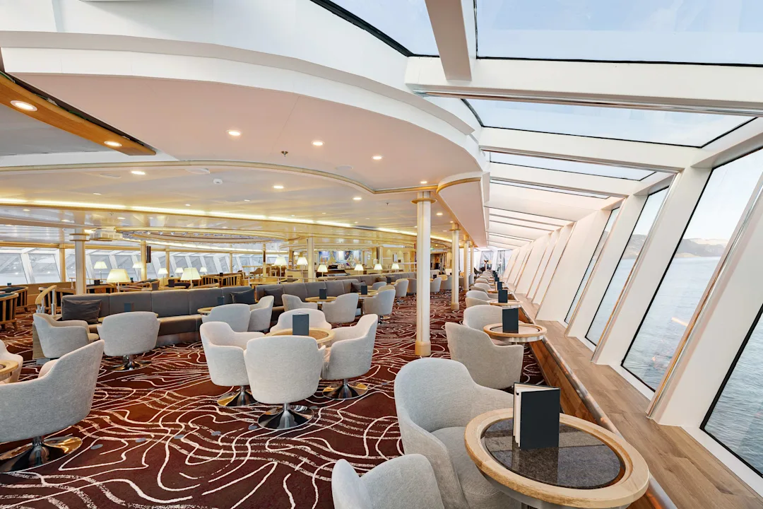 Explorer lounge & bar