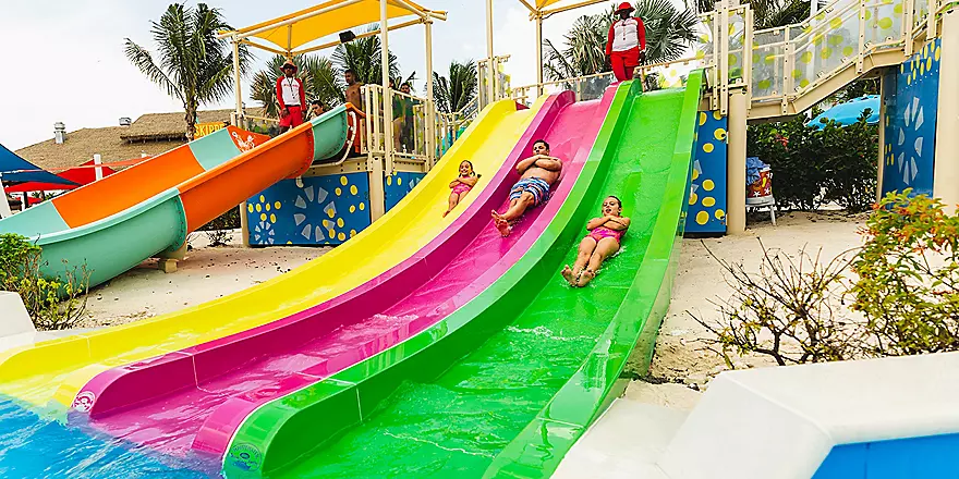 Let the kids play in splashaway bay