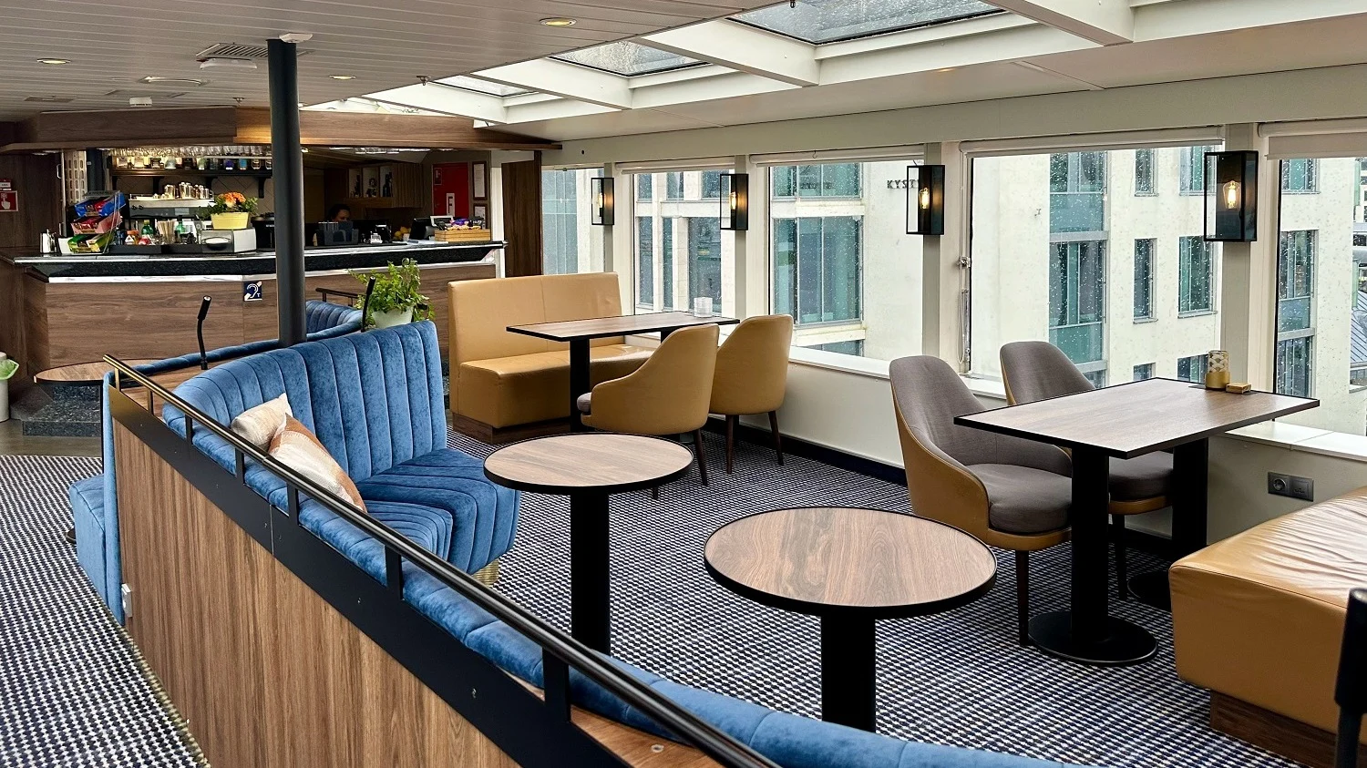 Explorer lounge & bar