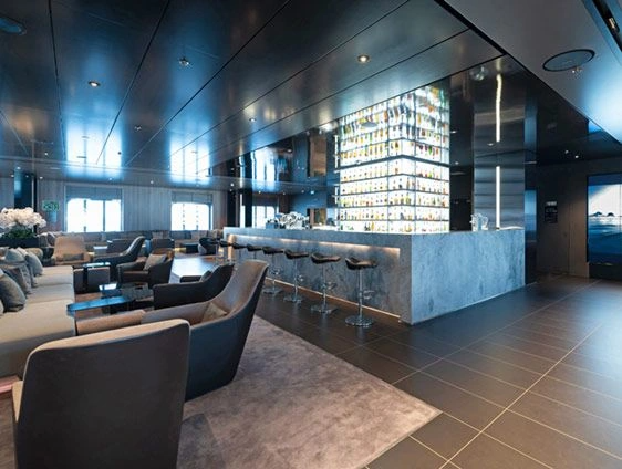 Scenic lounge & bar
