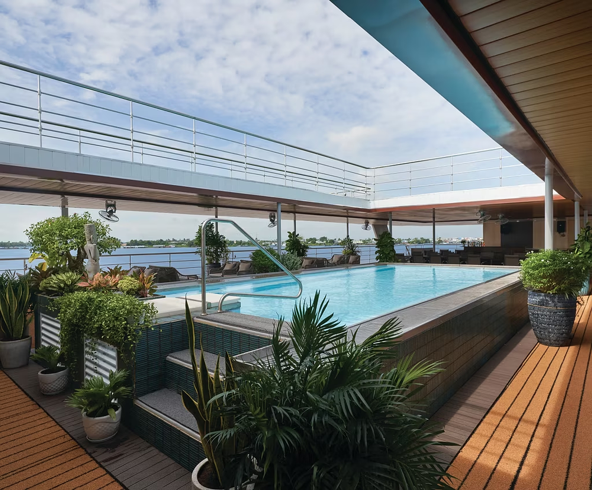 Swimming pool & alfresco cafe