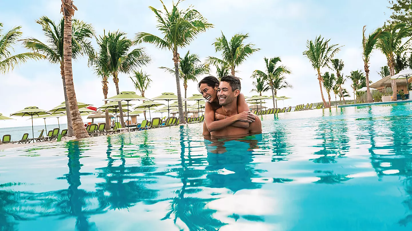 Poolside meets oceanside